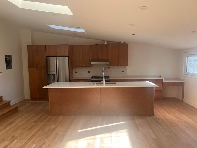 Building Photo - 1320 N La Salle Dr