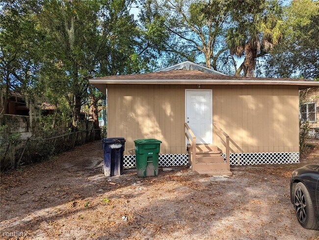 Building Photo - 3 br, 1 bath House - 405 R E Dr Martin Lut...