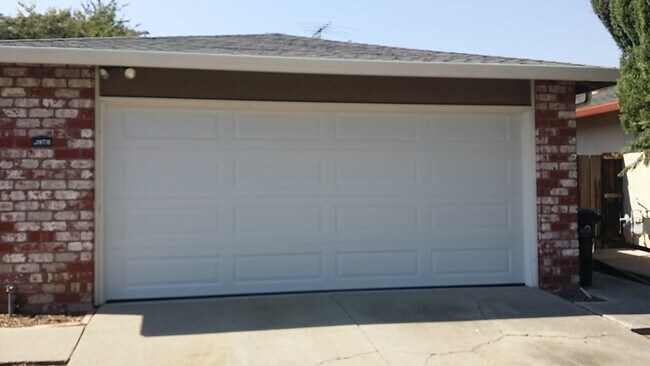 Building Photo - 3 bedroom, 2 bathroom home with 2 car garage.