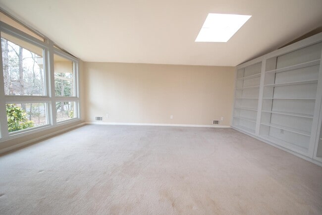 Foto del edificio - 6495 Vernon Woods Dr NE