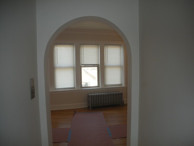 Building Photo - 9109 S Beverly Blvd