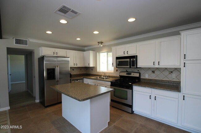 Building Photo - 312 E Orchid Ln