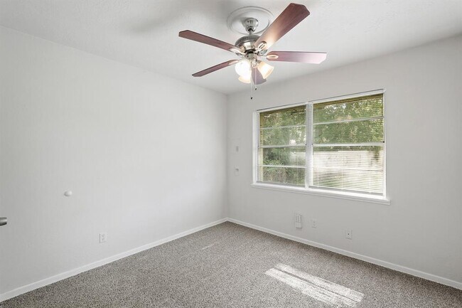 Foto del edificio - 2206 Hickory Ln