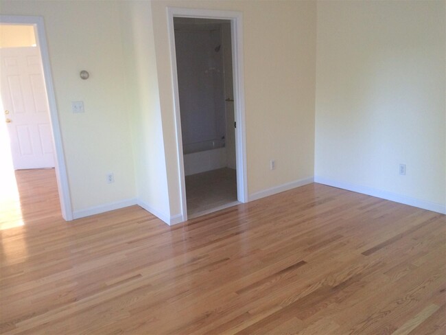 Building Photo - 16 Rockland Pl