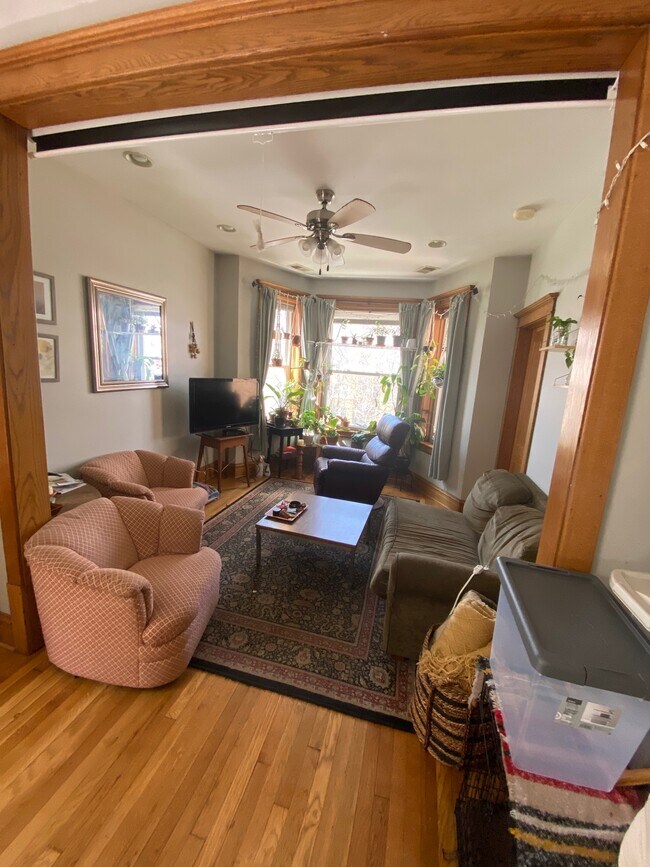 Foto del edificio - 2337 N Sacramento Ave