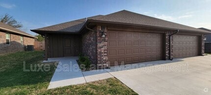 Building Photo - 1318 E Cavanaugh St