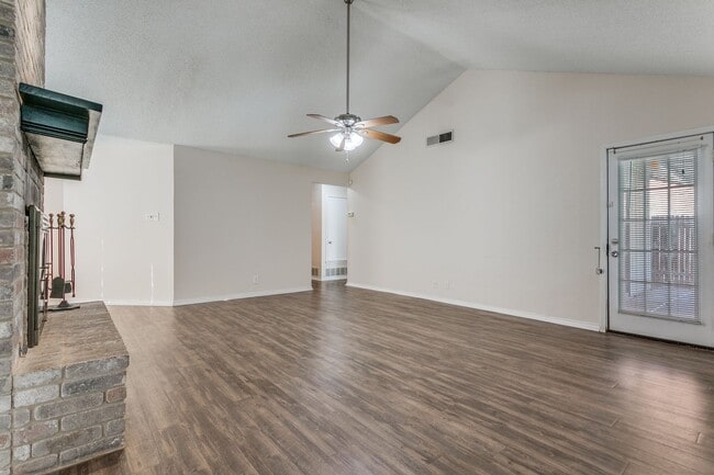 Building Photo - 2-BEDROOM HOME IN LARKSPUR WITH SWIMMING P...