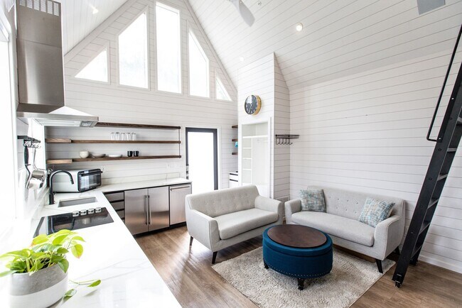 Foto del edificio - A Micro Home That Doesn't Feel Small!