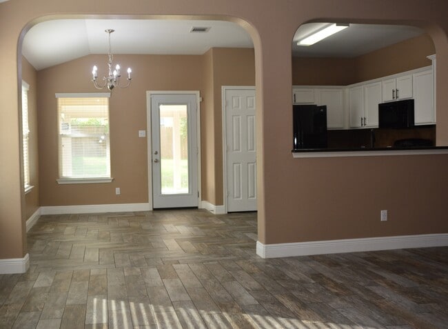 Building Photo - 406 Comal Run