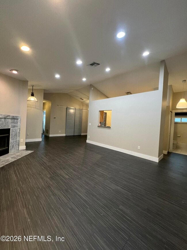 Building Photo - 1115 Main St