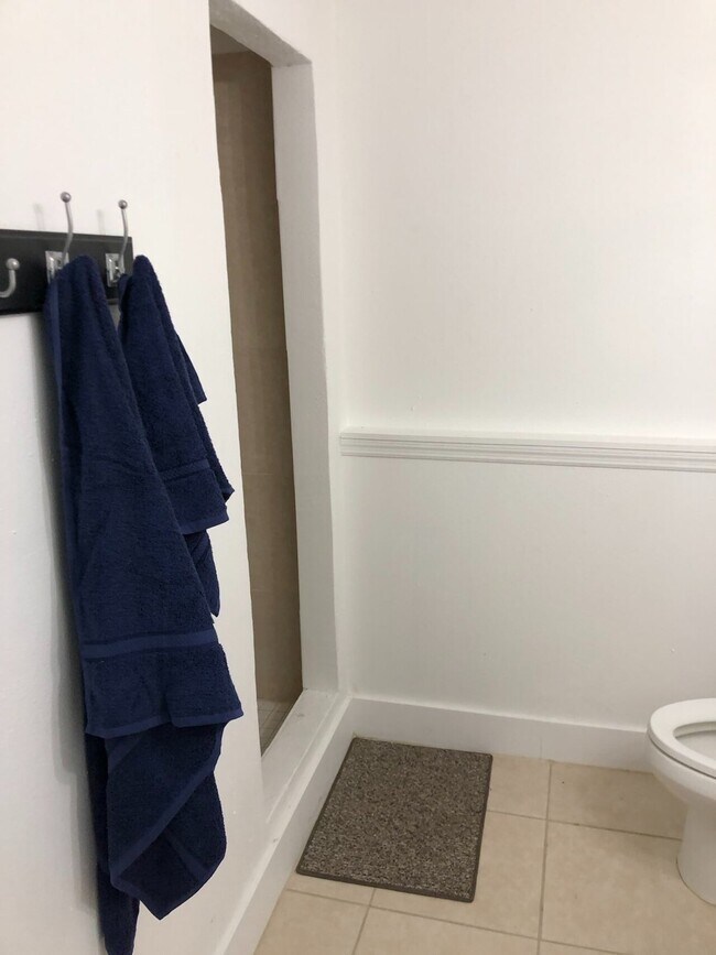 Foto del edificio - Canal Point Apts. 12215 Lakeshore-Duplex &...