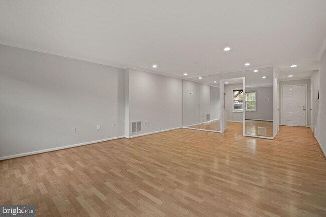 Building Photo - 7650 Westlake Terrace