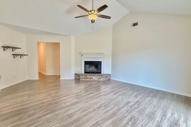 Foto del edificio - AVAILABLE NOW! (Pet Friendly)