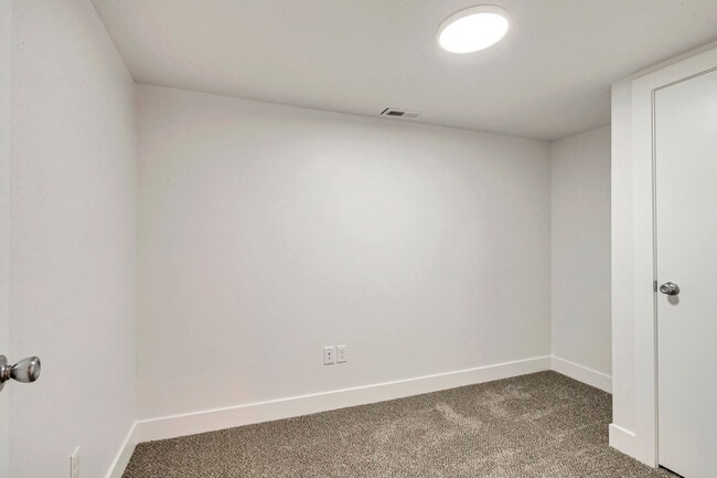 Building Photo - 690 600 W