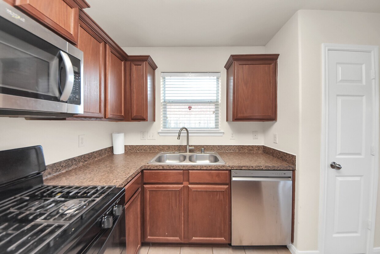 Foto principal - 2207 Golden Topaz Dr