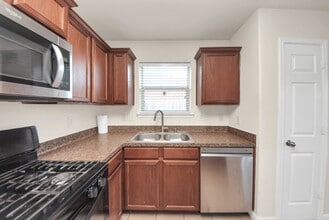 Building Photo - 2207 Golden Topaz Dr