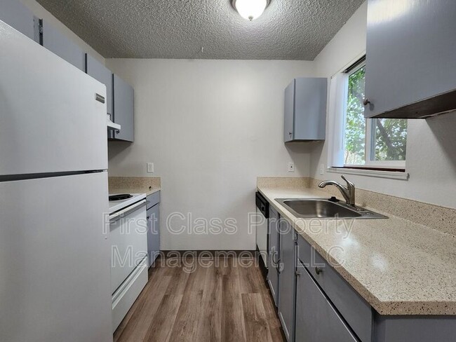 Building Photo - 5704 SW Beaverton Hillsdale Hwy