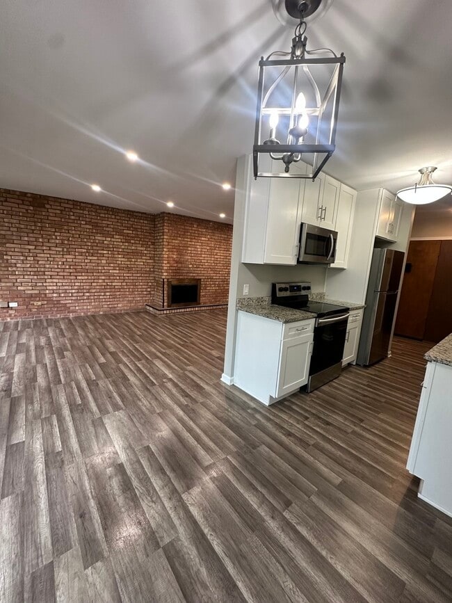 Building Photo - 5500 Hillcrest Ln