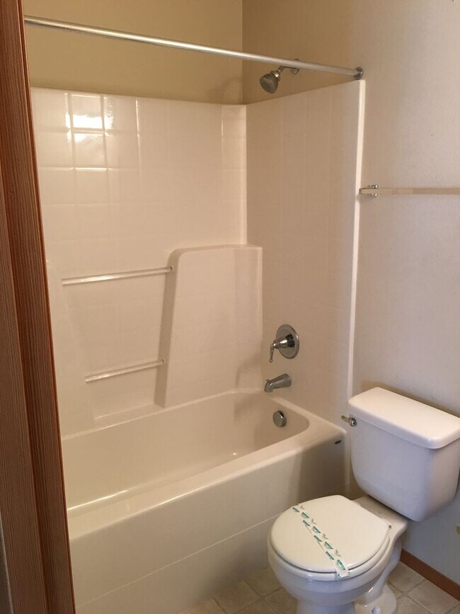Building Photo - **$200 MOVE IN CREDIT if move in occurs pr...