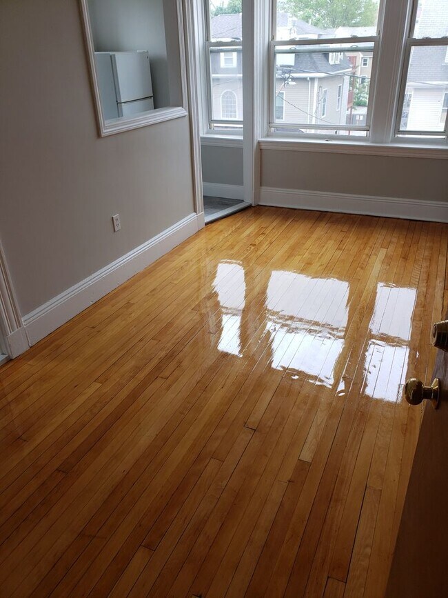 Foto del edificio - Awesome 1-Bed 1-Bath Available for June 1st