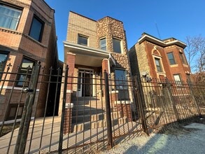Building Photo - 2902 W Diversey Ave