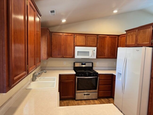 Building Photo - Central Point Single Level Home/ Coming Soon