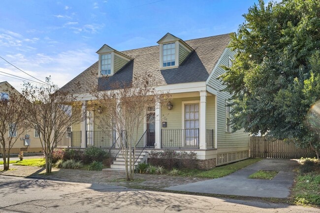 Photo - Gorgeous 3BD/3.5BA Uptown Home with A Large Fenced in Backyard