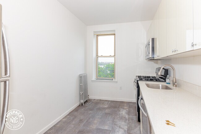 Building Photo - 61-17 68th Ave