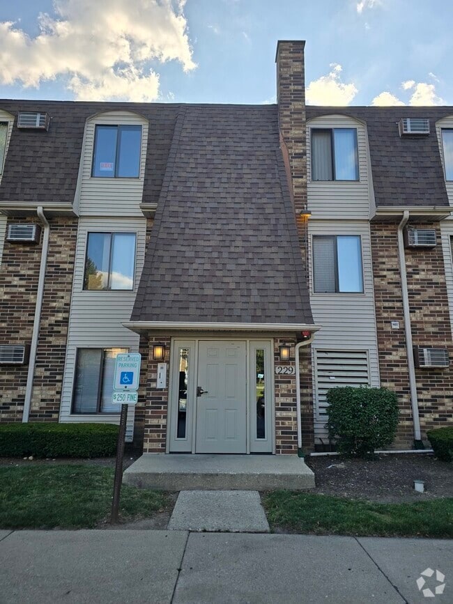 Building Photo - 229 W Ct of Shorewood