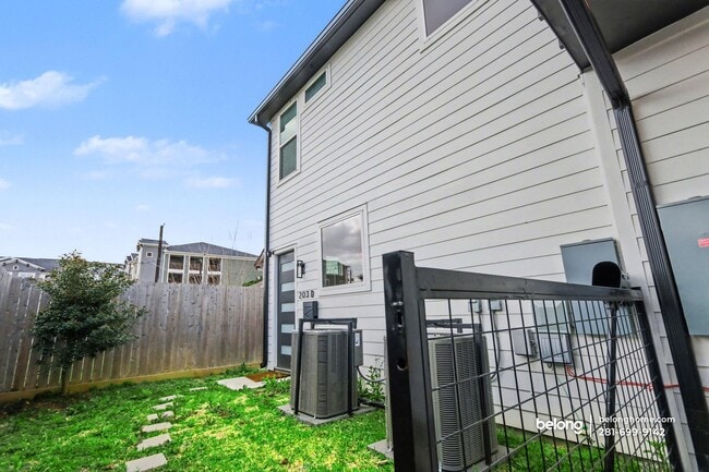 Building Photo - 203 Danna Ln