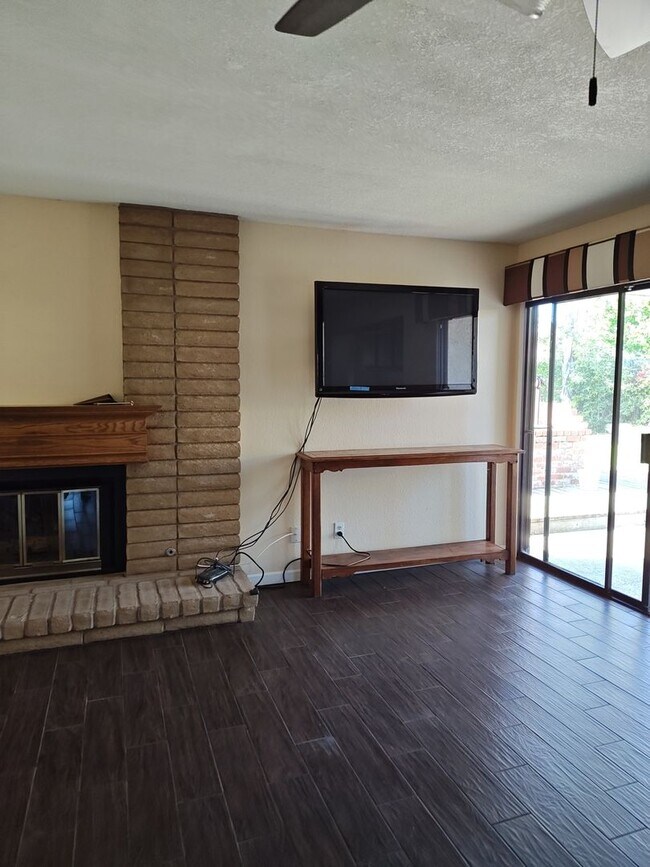 Foto del edificio - Charming Single-Story Home with Bonus Space & Beautiful Backyard