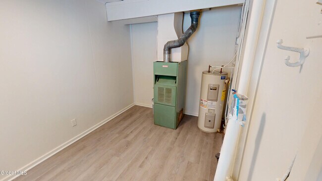 Foto del edificio - 13 Hawley Ave