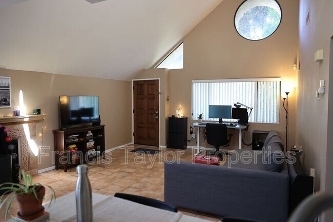 Foto del edificio - 325 N Melrose Dr