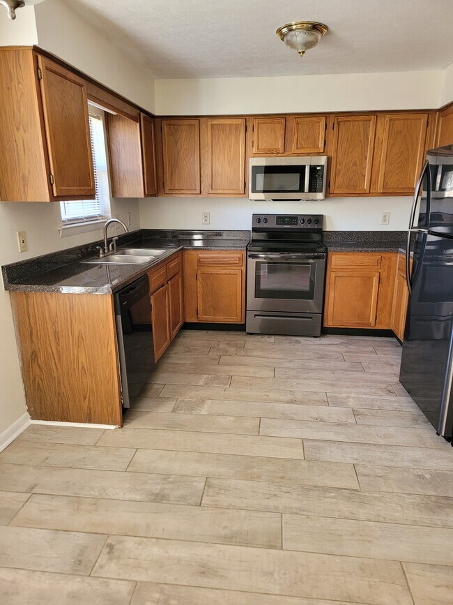 Foto del edificio - 255 Mayflower Ln N