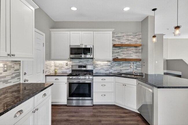 Foto del edificio - 2-Story Twin Home with Solar Panels in the Gated Community of Vista Cupertino!