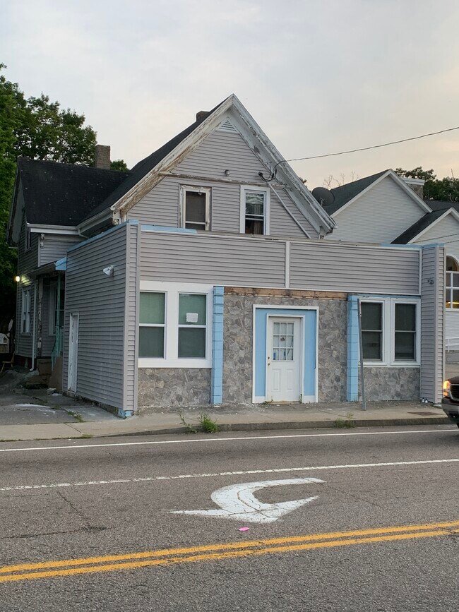 Building Photo - 448 Pleasant St