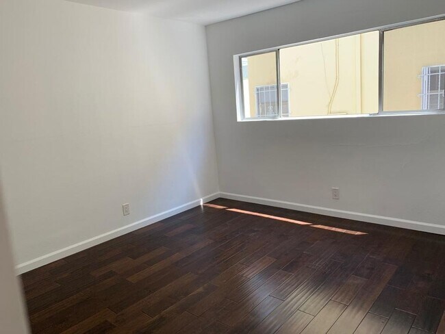 Foto del edificio - 8843 Alcott St