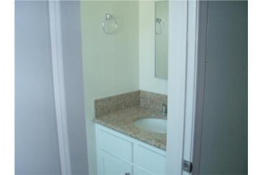 en el cuarto de baño - 2433-2435 S Baldwin Ave