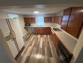 Building Photo - 216 W 12th St