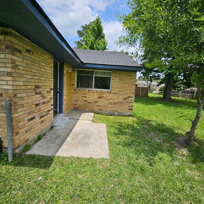 Foto del edificio - 826 Sherron Ave