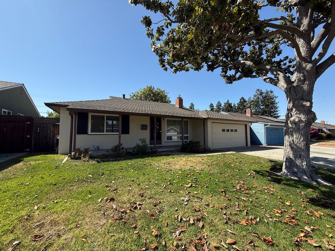 Primary Photo - Stunning 3 Bed 2 Bath Home | Spacious Back...