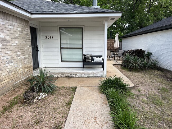 Building Photo - 3 br, 2 bath House - 2017 Wilderland Circle