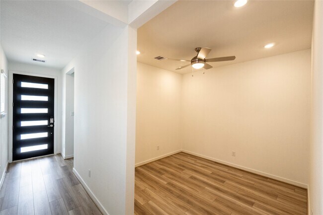 Building Photo - 130 Radiant Ln