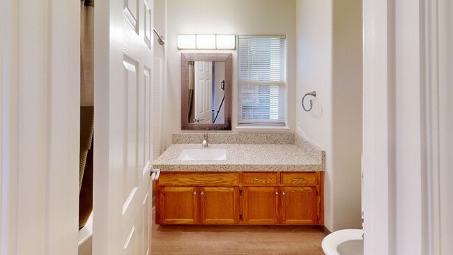 Building Photo - Nicely updated 2x2 Santa Rosa Home