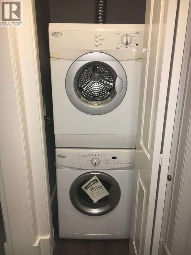 Photo du bâtiment - 6321 Palace Pl