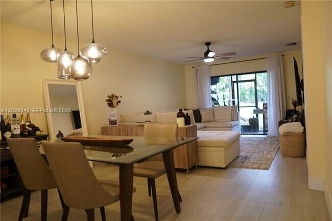 Foto del edificio - 453 Lakeview Dr