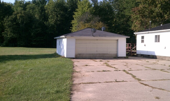 Building Photo - 965 W Tyler Rd
