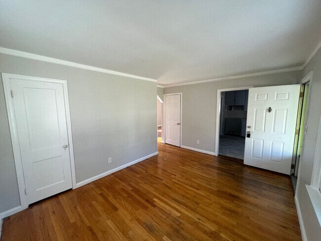 Building Photo - Great 3 Bed, 2 Bath home with Garage & Fin...