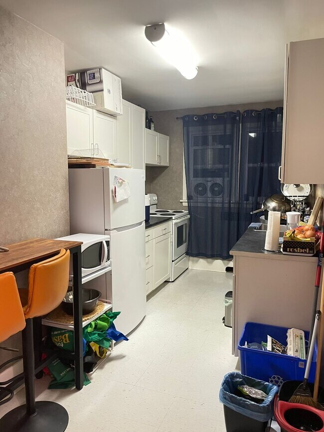 Kitchen - 137 Windsor Cres