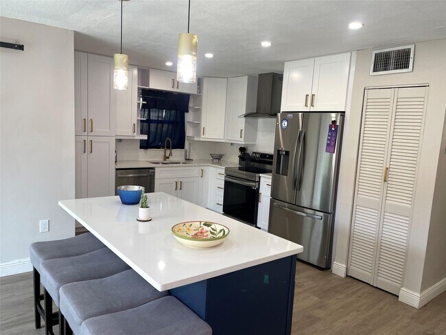 Building Photo - 4000 Del Rio Way